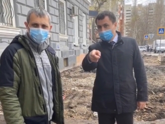 Евгений Чернов осмотрел ремонт тротуаров в Кировском районе